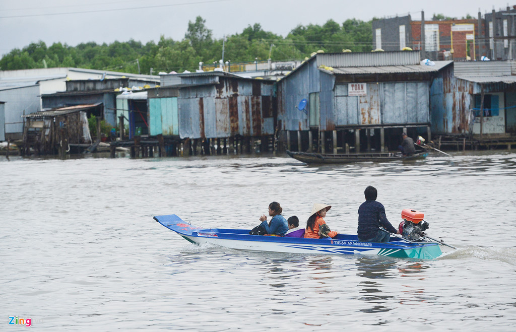 Đất Mũi nhộn nhịp trở lại sau bão Tembin